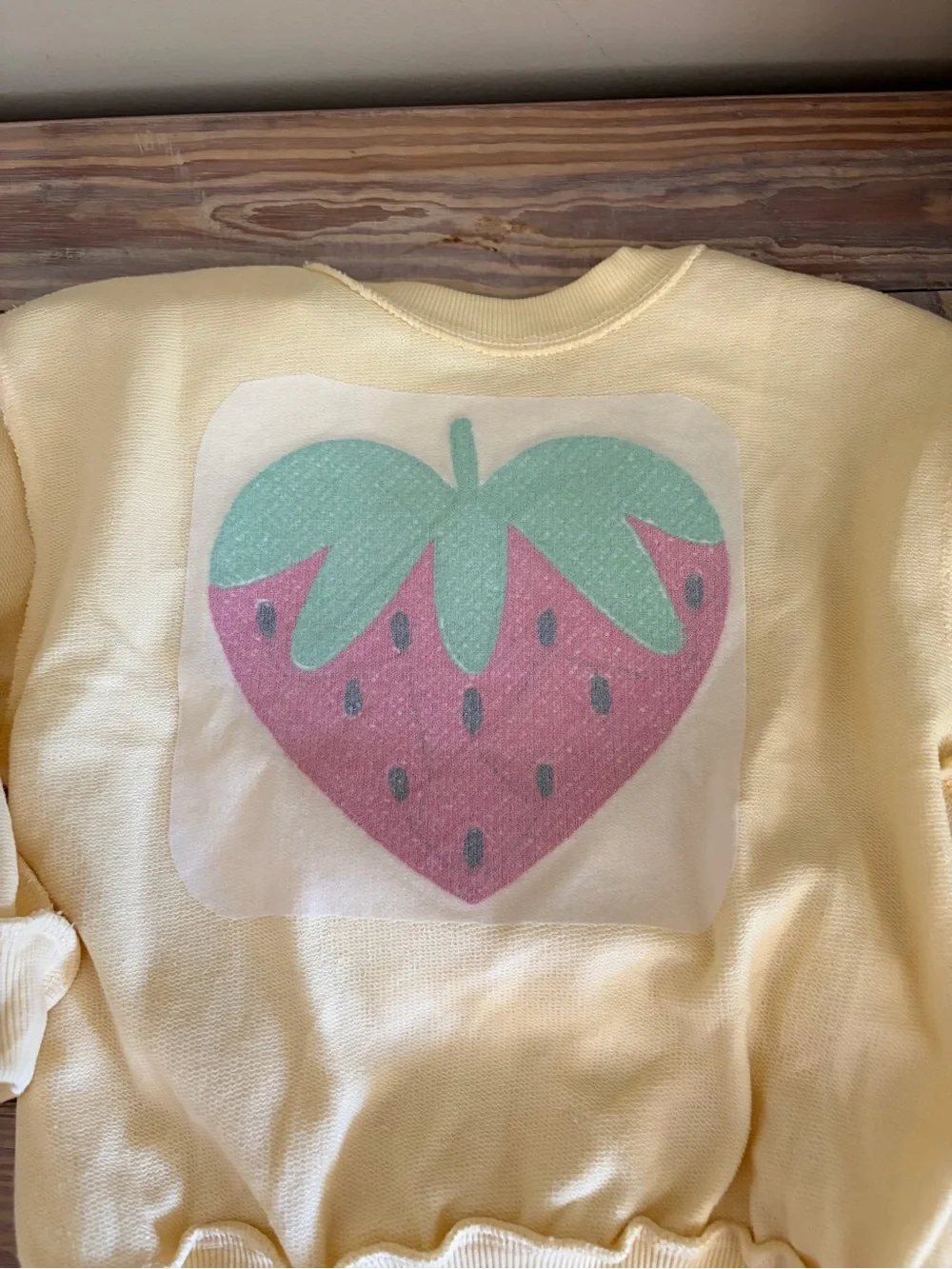 Old Navy Yellow Lightweight Sweatshirt w/ Strawberry Appliqué 🍓🆕